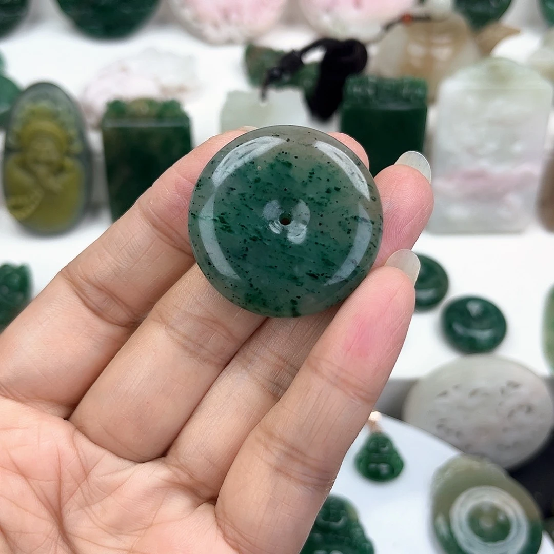 陈***峰独山玉未镶嵌颈饰