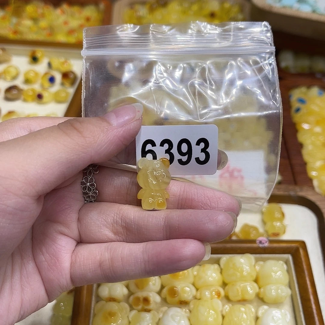 琥珀未镶嵌颈饰蜜蜡