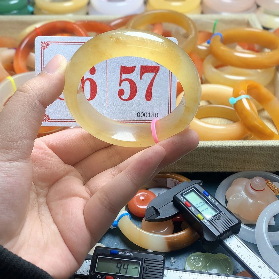 未镶嵌石英质玉（黄龙玉）手镯