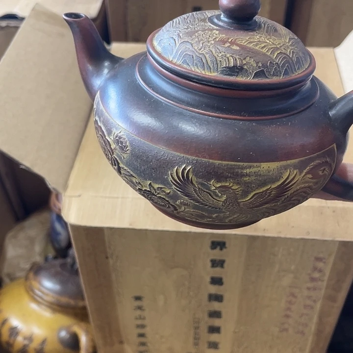 紫砂茶壶原矿泥料手工制作的一把紫砂壶。