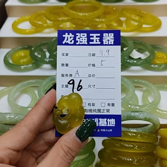 悠***鱼岫玉未镶嵌颈饰岫玉