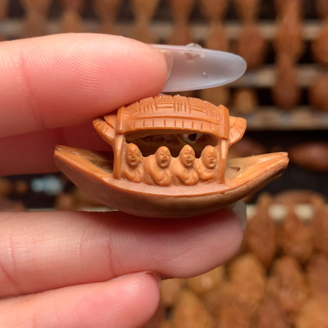 把件橄榄核镂空核舟