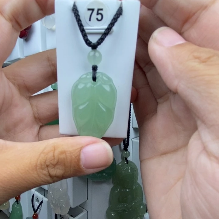 梅***人石英质玉未镶嵌颈饰