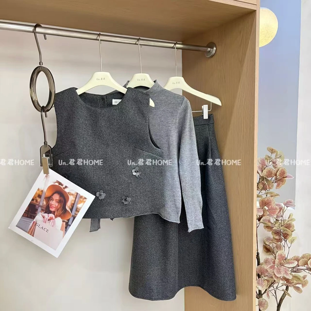 君君家【三件套】法式复古羊绒三件套 打底+珠花马夹+半身裙5858