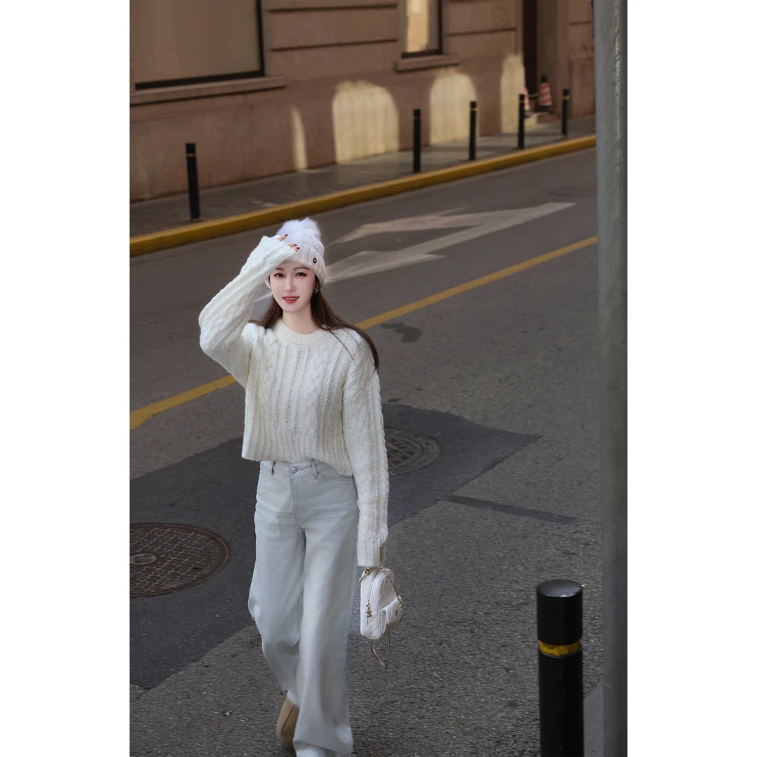 LMERENCE“锦时”白色短款圆领套头慵懒毛衣