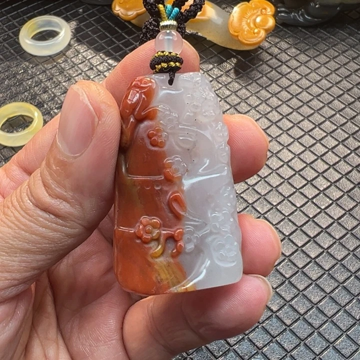 石英质玉（黄龙玉）颈饰未镶嵌小*花