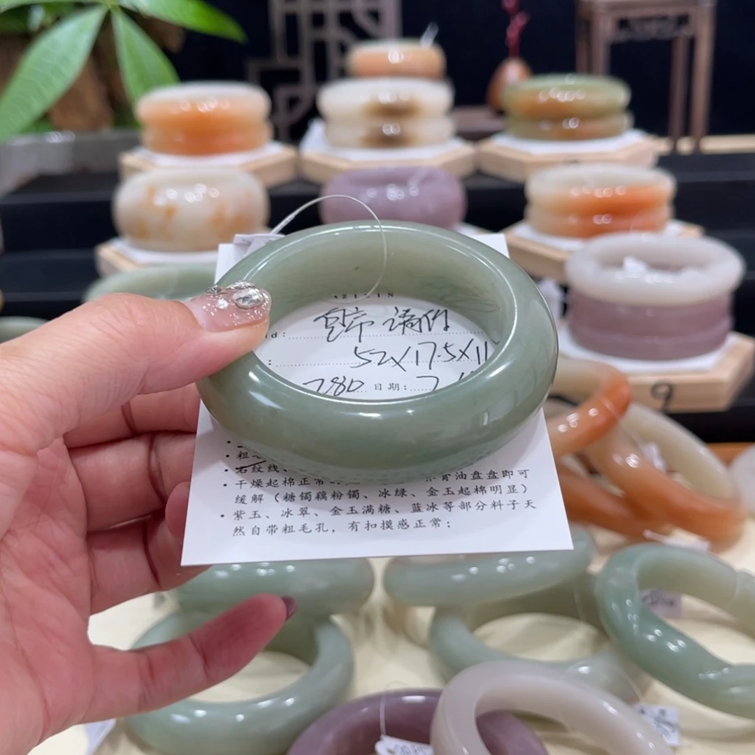 石英质玉手镯未镶嵌皇****吗