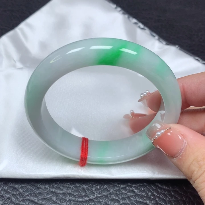 翡翠手镯未镶嵌。