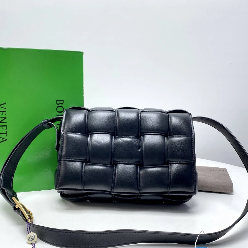 95新 BOTTEGA VENETA/葆蝶家 玺越奢品 BV枕头包HU972