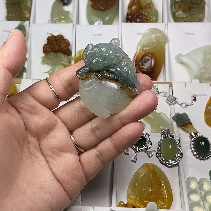 原***使蛇纹石玉未镶嵌颈饰