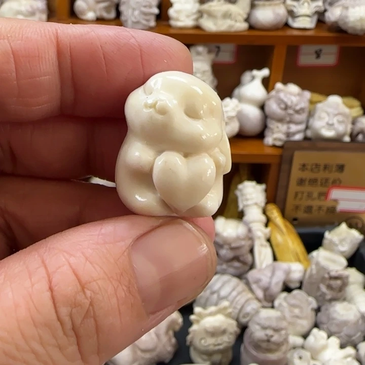 非金属配饰鹿角雕刻小兔