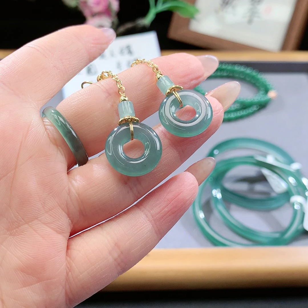 翡翠手镯（圆镯）未镶嵌传****店