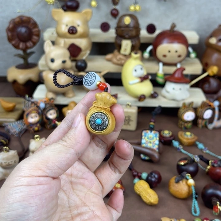 冯***婷实木小福袋钥匙扣挂件