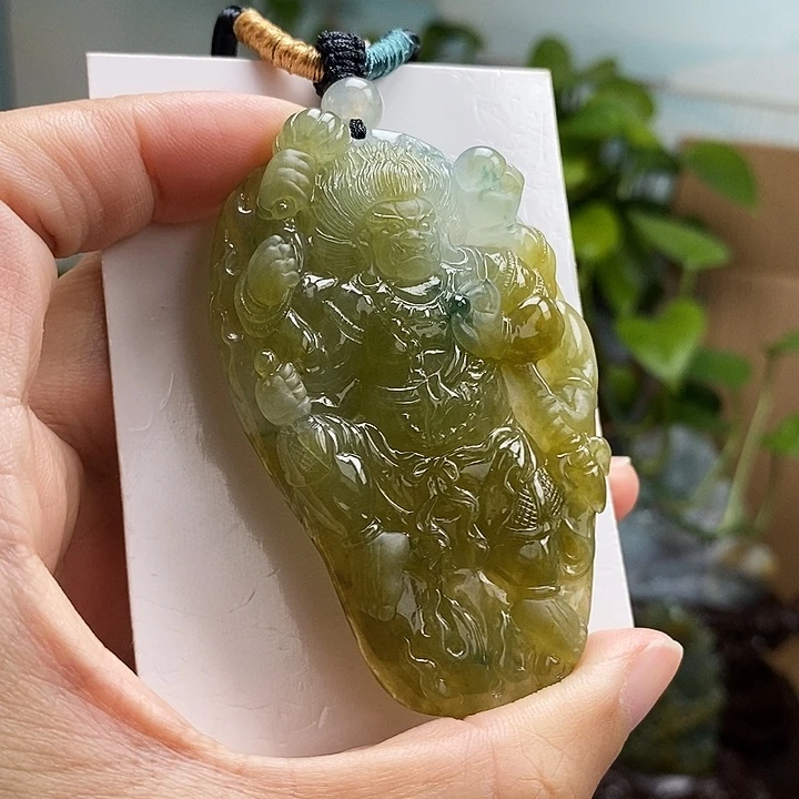 三***中翡翠未镶嵌颈饰每天