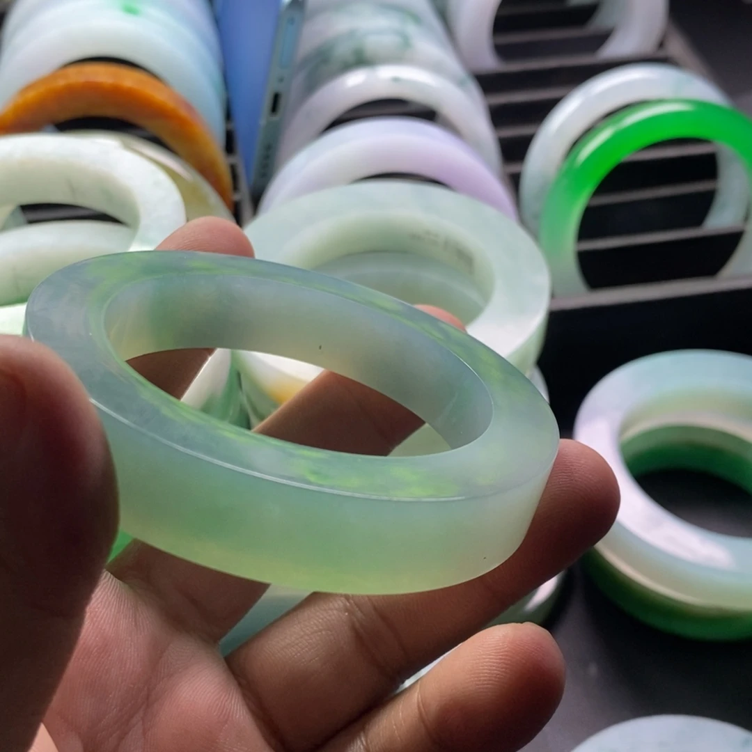 用***7定制翡翠未镶嵌手镯