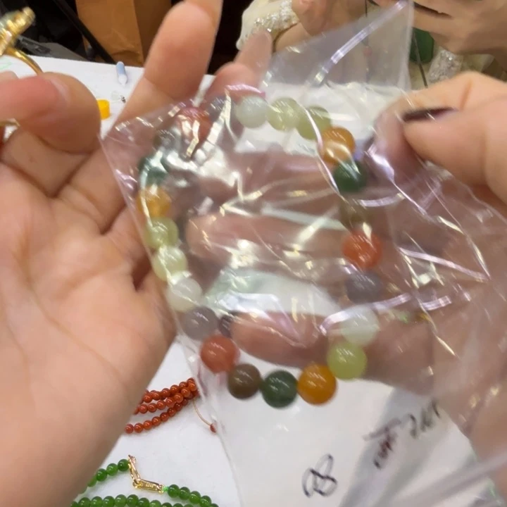 叽***噜和田玉未镶嵌颈饰