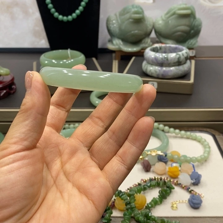 东陵石未镶嵌颈饰贝*?