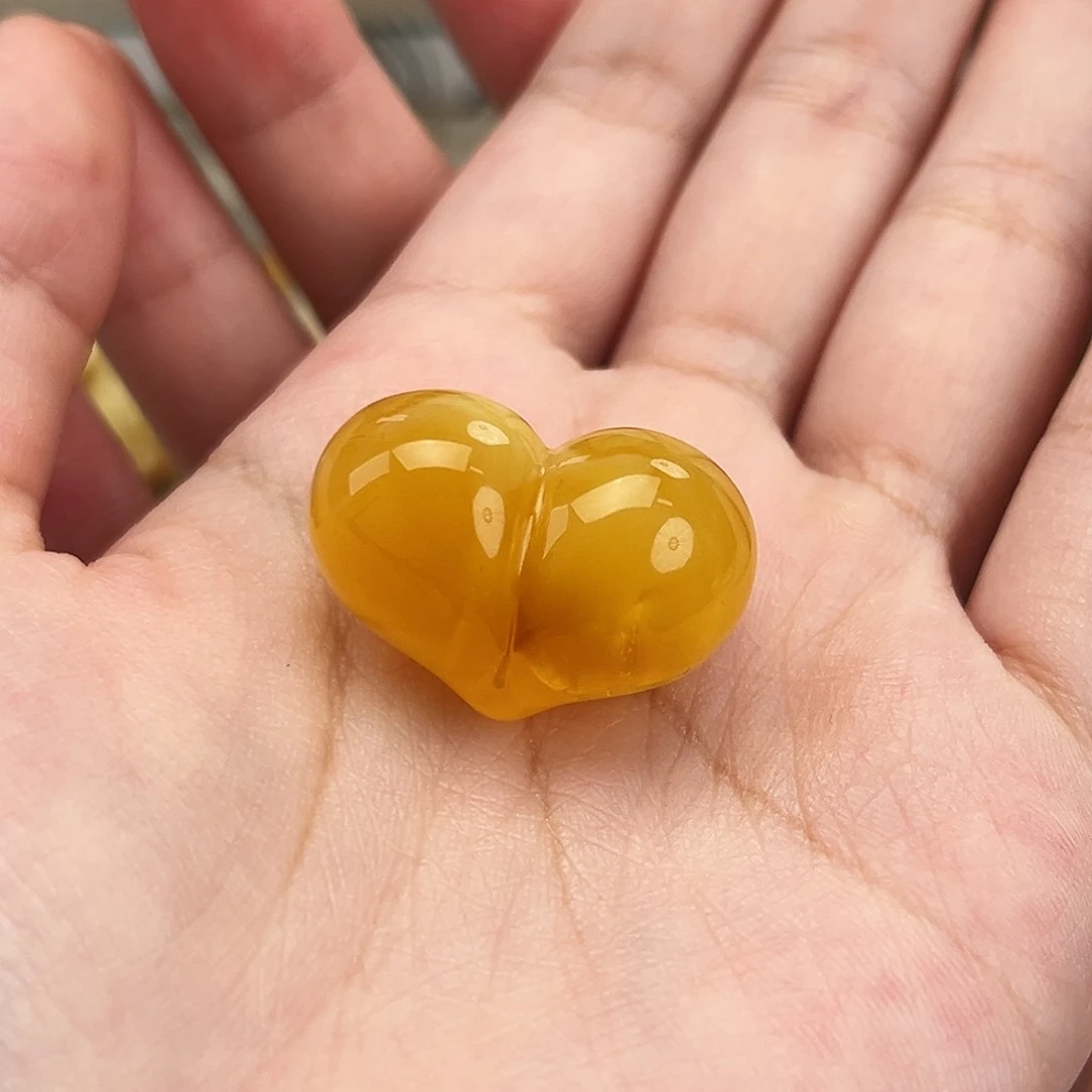 未镶嵌琥珀裸石屁桃