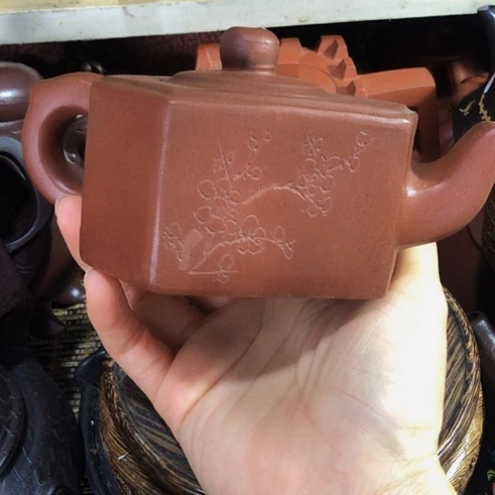茶壶紫砂原矿泥料手工制作的一把紫砂壶。