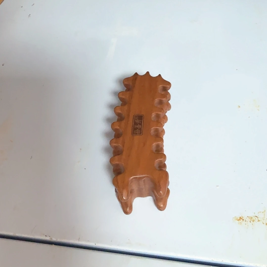 红贵宝木大号手把件瑕疵