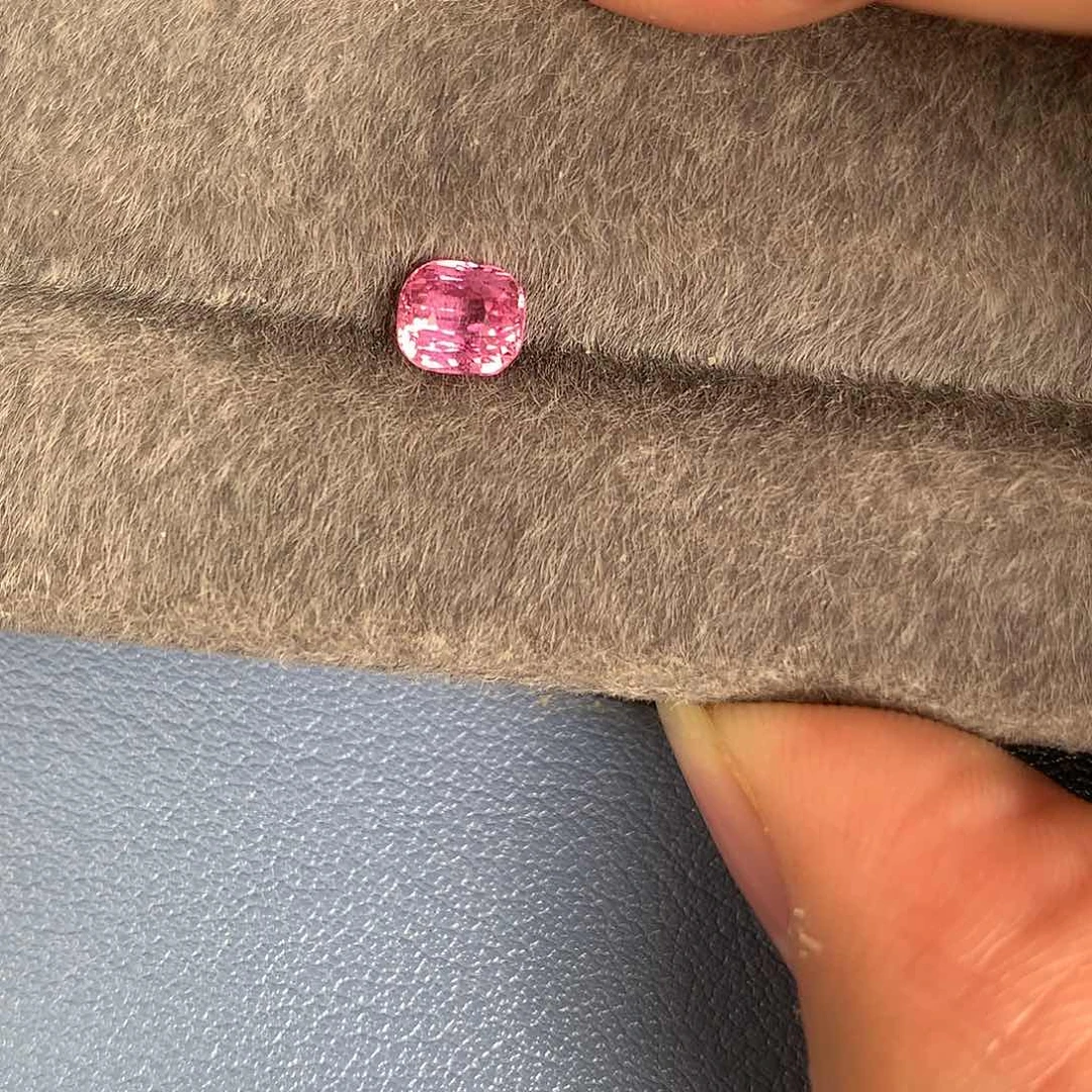 蓝宝石裸石未镶嵌1.06 无烧 斯里兰卡