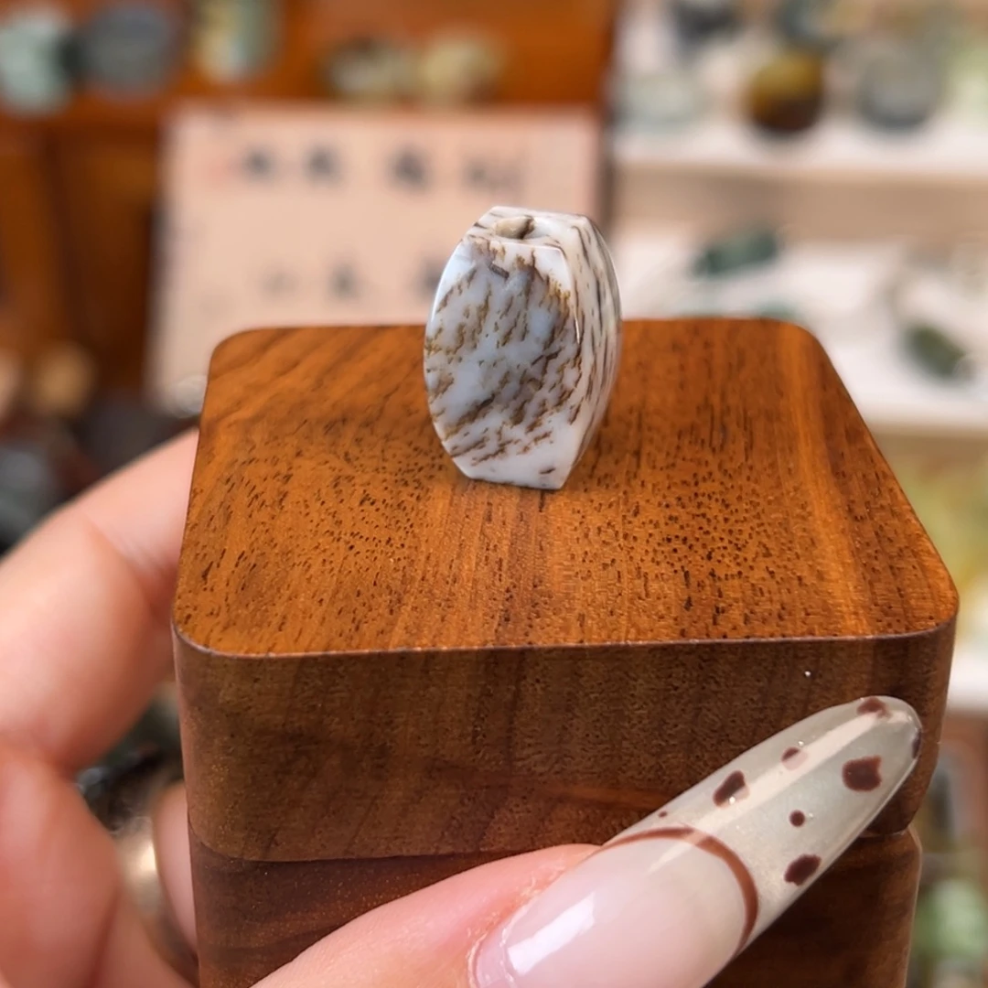 和田玉（糖玉）未镶嵌颈饰微瑕