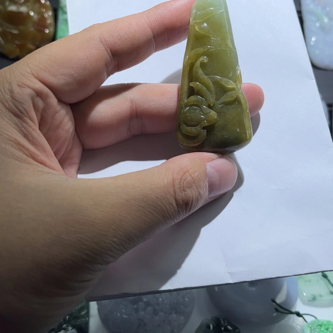 翡翠未镶嵌颈饰竹节