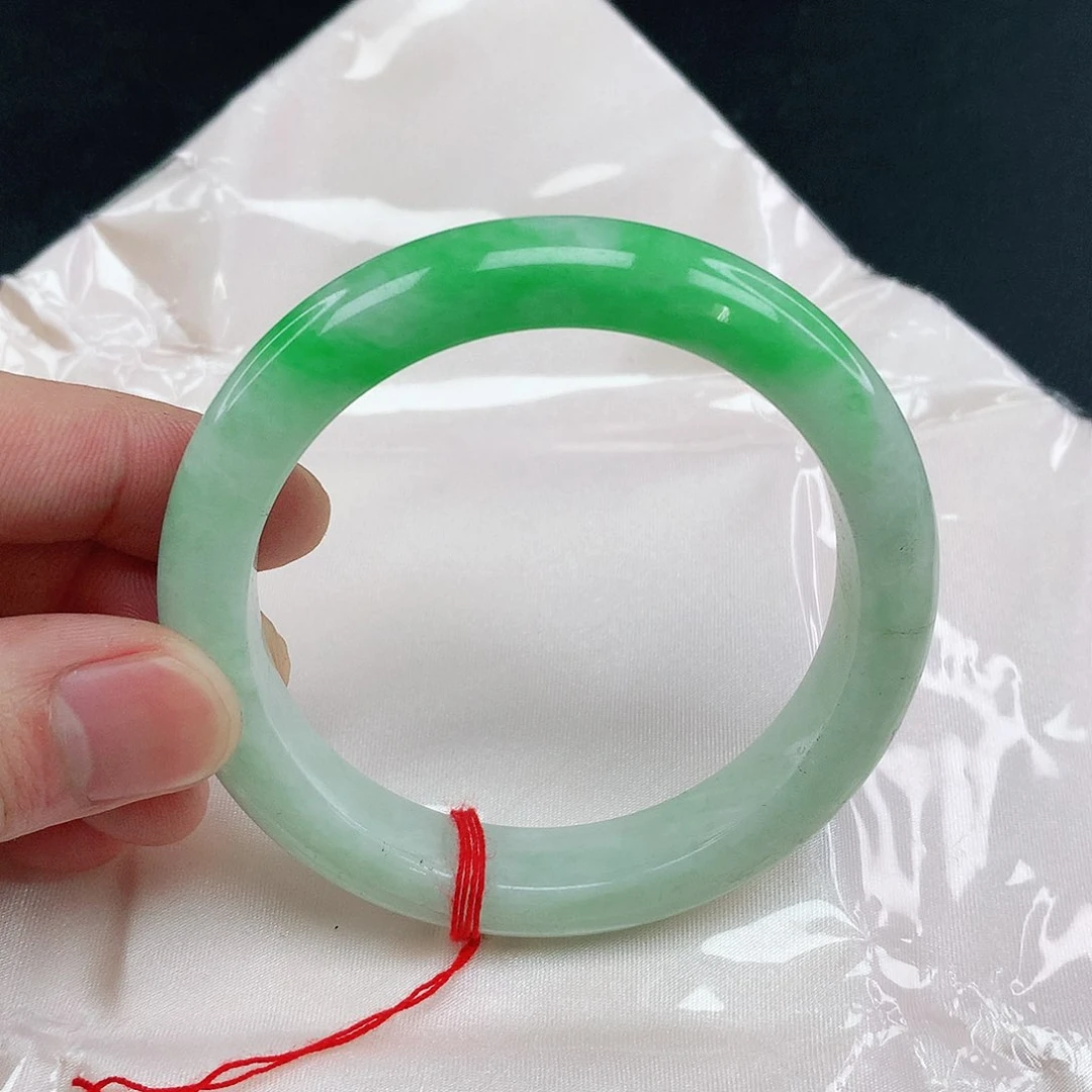 翡翠手镯未镶嵌圈55.6。能包容打5折。7805