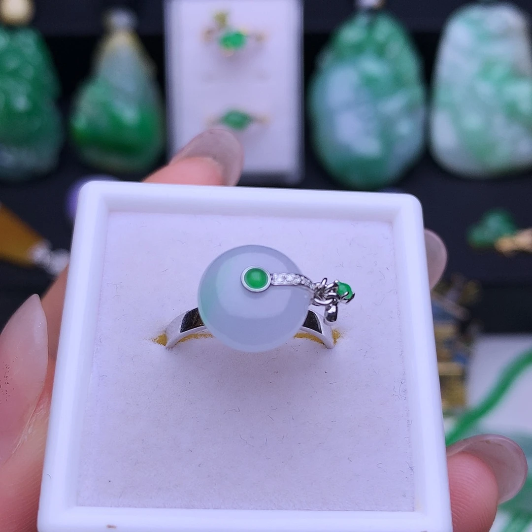 翡翠18K金镶嵌颈饰戒指