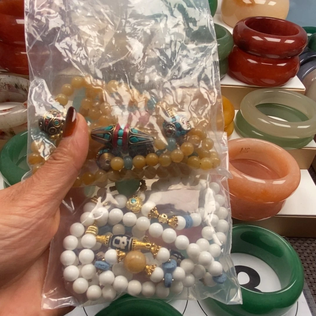未镶嵌手镯石英质玉（佘太翠）
