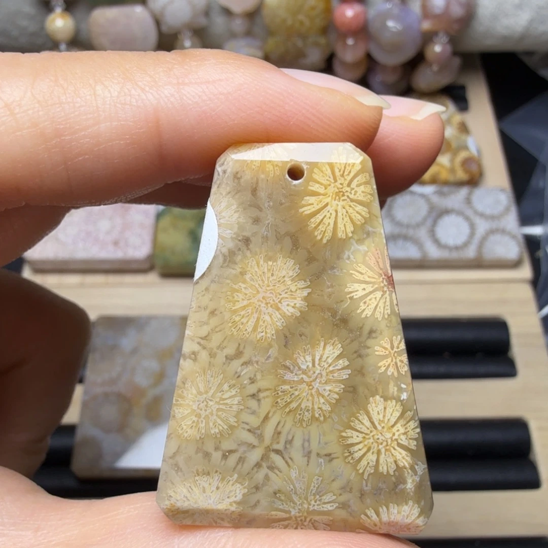硅化玉未镶嵌清晰黄花