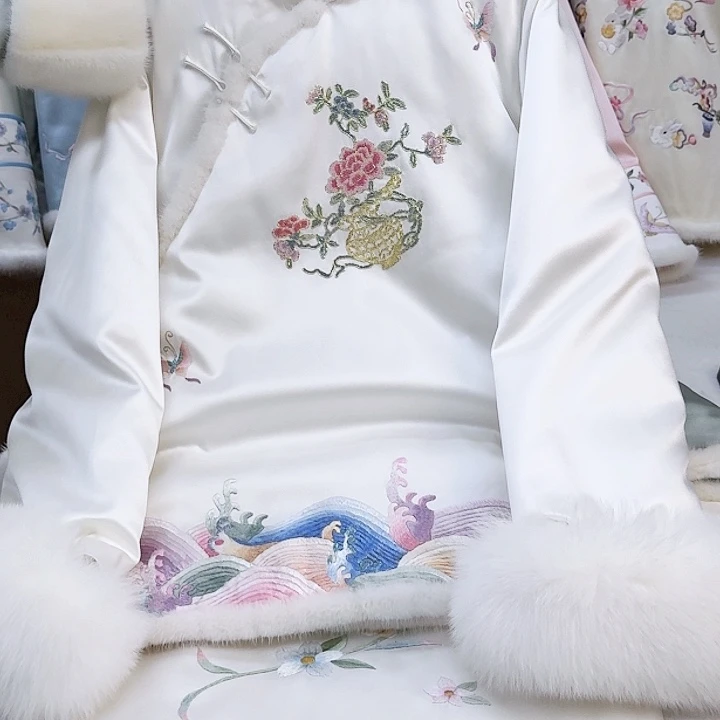 织绣真丝白色斜襟羽绒服