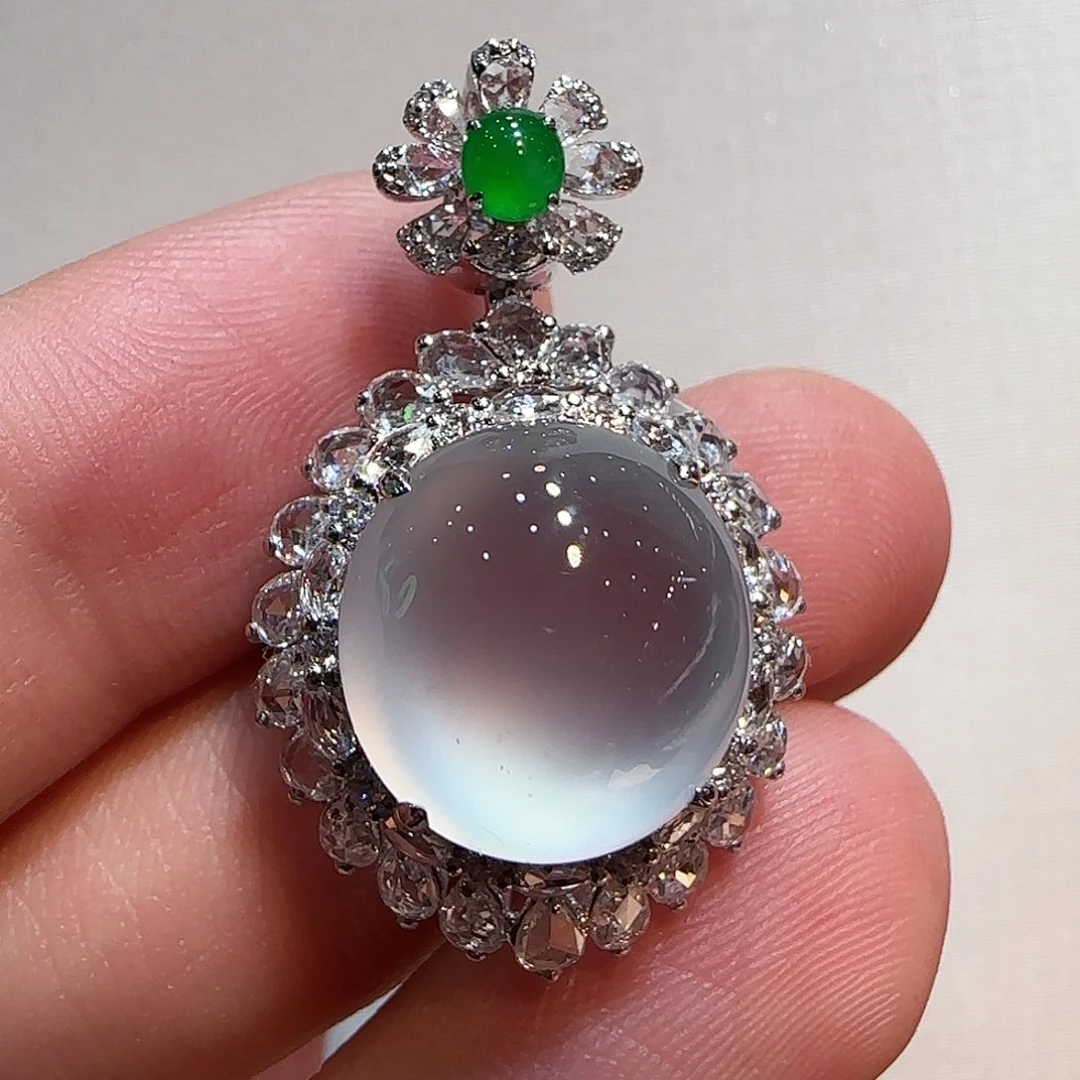 翡翠18K金镶嵌颈饰蛋面吊坠