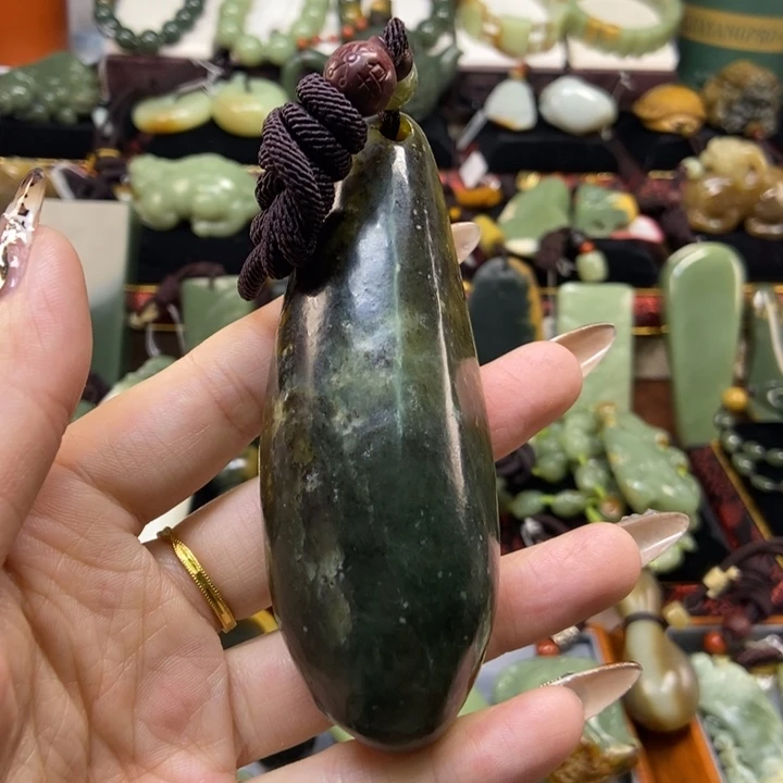 未镶嵌岫岩河磨玉（透闪石质玉）把件