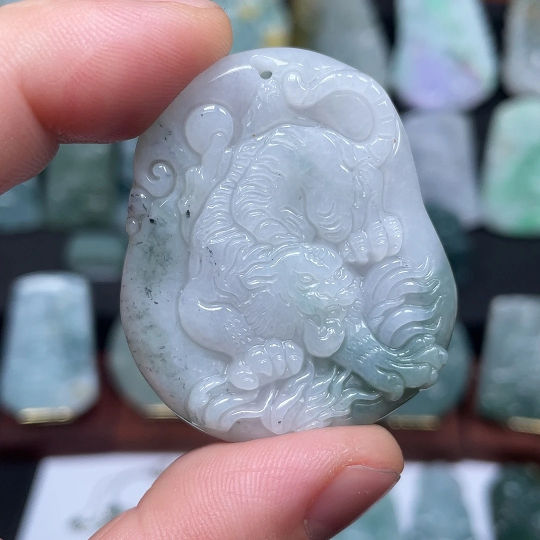 翡翠未镶嵌颈饰下山虎