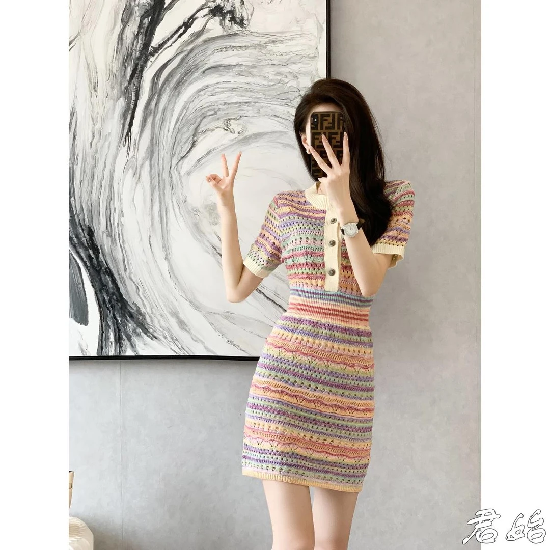 气质小香风包臀裙2025短款收腰彩虹条纹高级感短袖针织开叉连衣裙