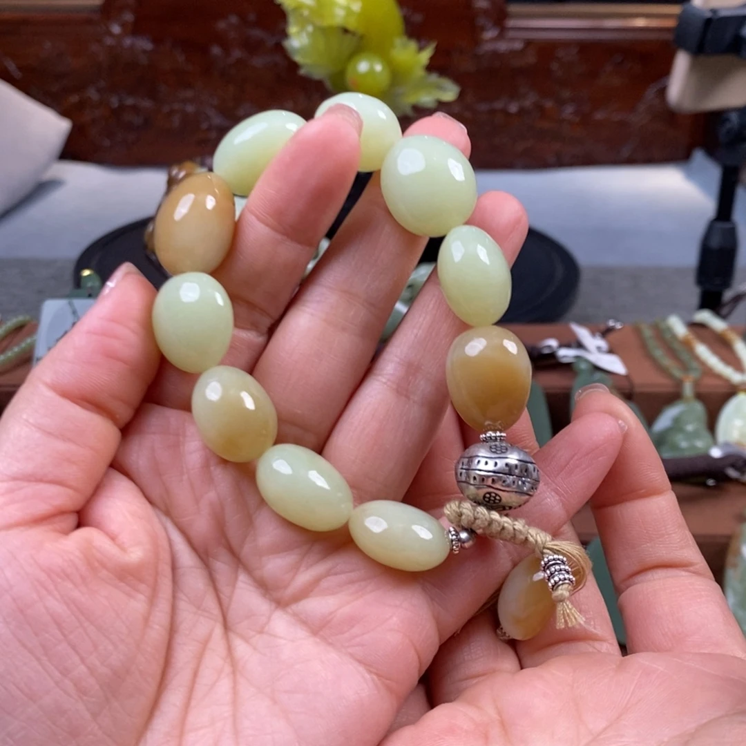 嘻***嘻和田玉未镶嵌手链