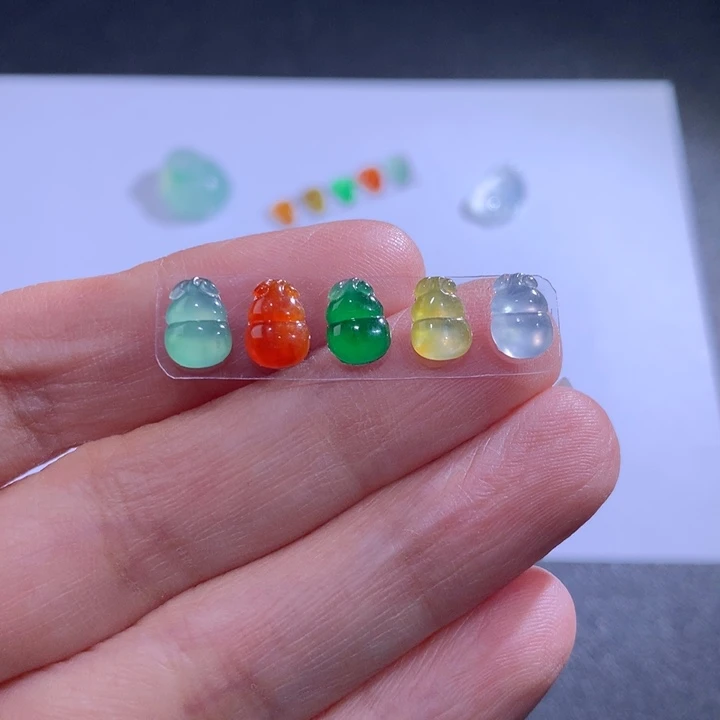 翡翠未镶嵌颈饰葫芦一首