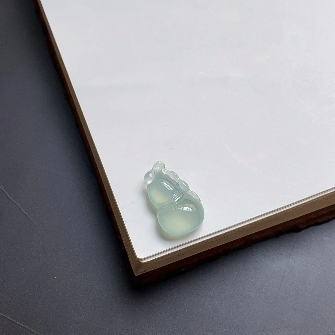 翡翠颈饰未镶嵌晴底葫芦