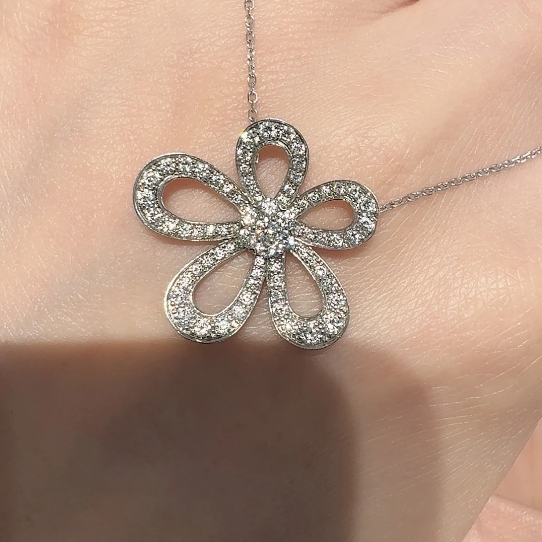 实验室培育钻石颈饰铂Pt950镶嵌格桑花中