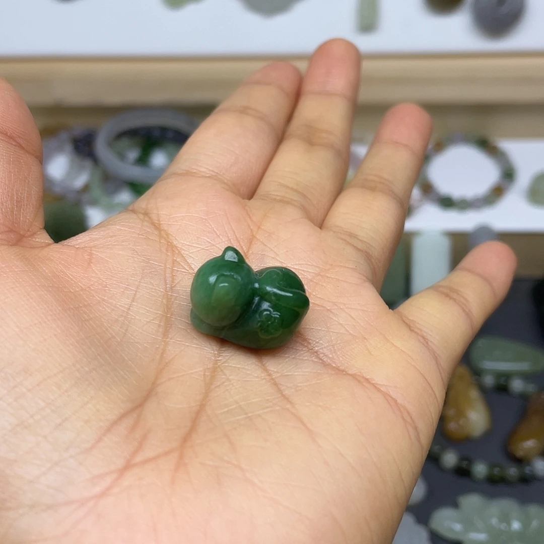 苜***紫和田玉（碧玉）未镶嵌颈饰