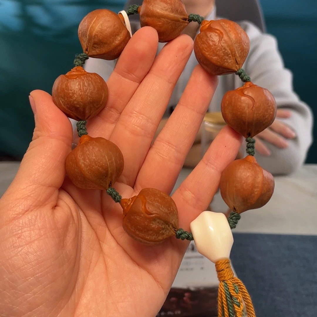 橄榄核包衣弥勒核雕作品