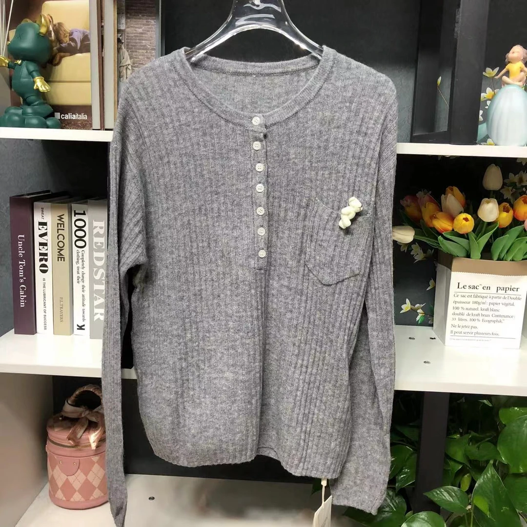 ML23868【品牌撤柜】时尚圆领灰色排扣单口袋百搭毛衣