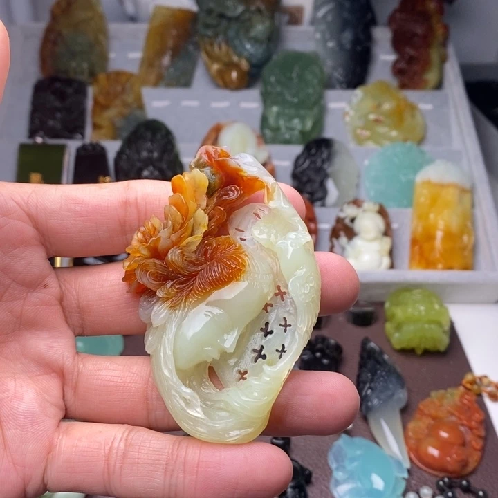 蛇纹石玉颈饰未镶嵌天**质