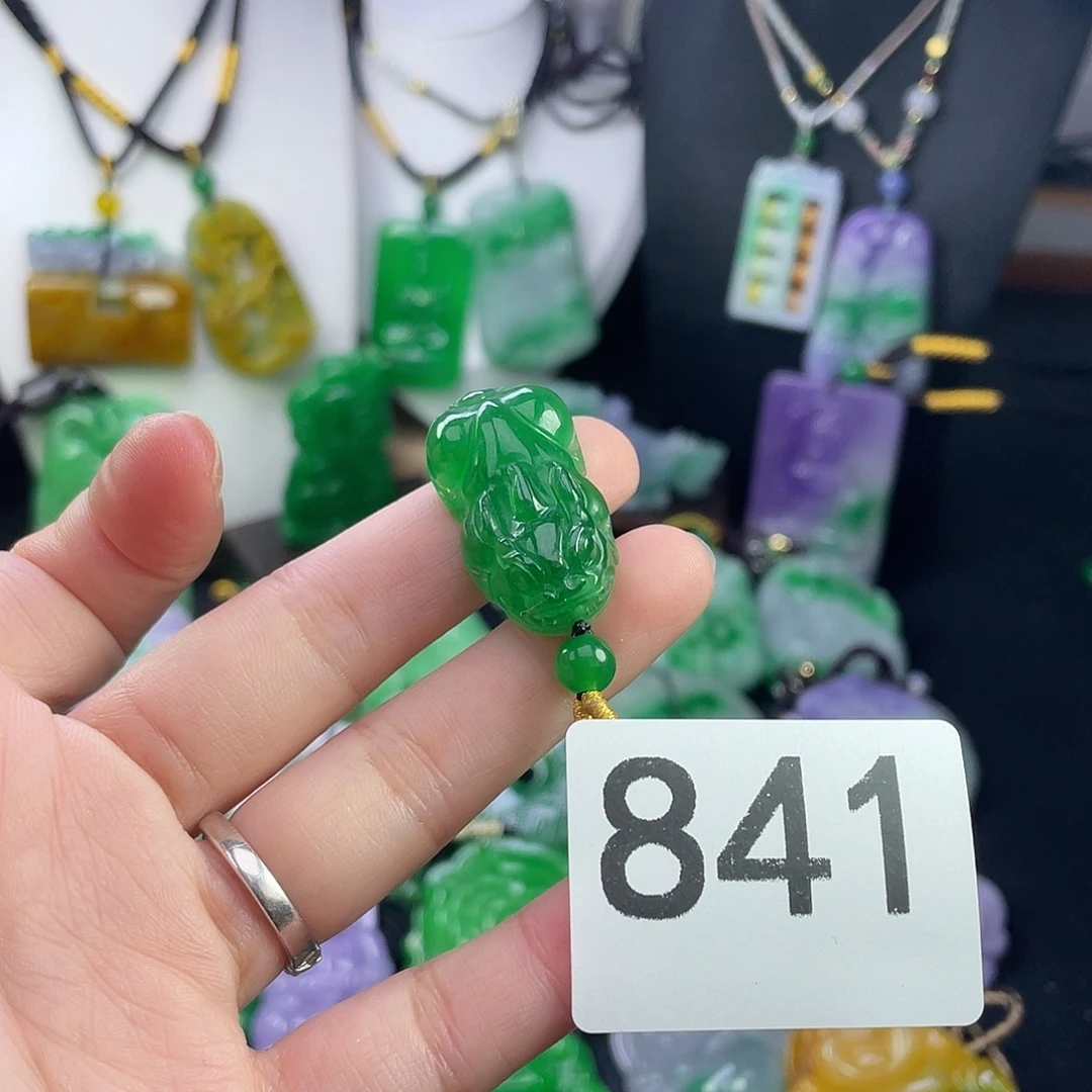 翡翠未镶嵌吊坠(赠链)