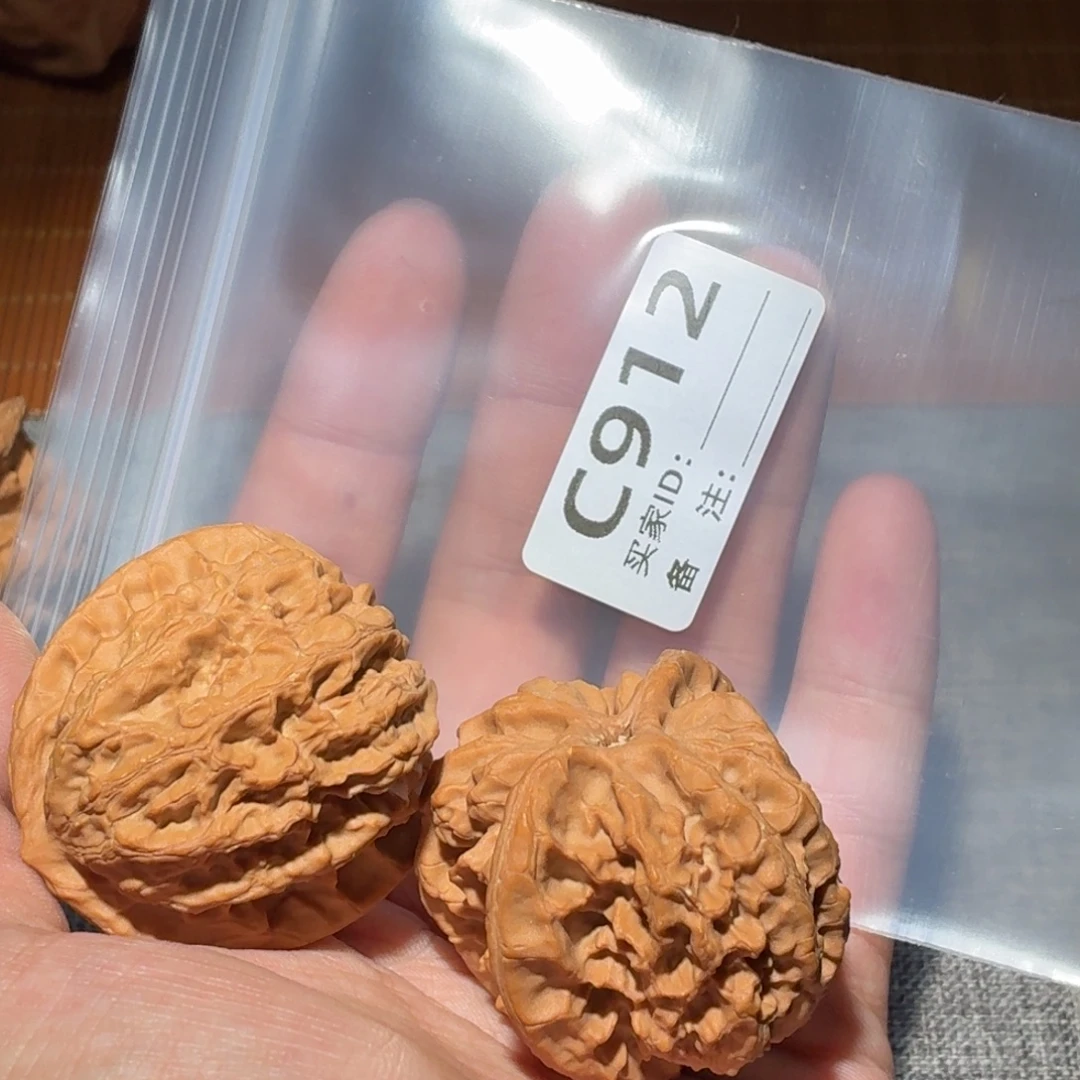 文玩核桃吊坠梨木台912