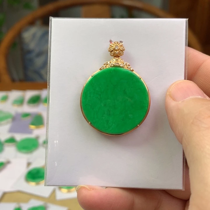 翡翠18K金镶嵌颈饰翡翠吊坠