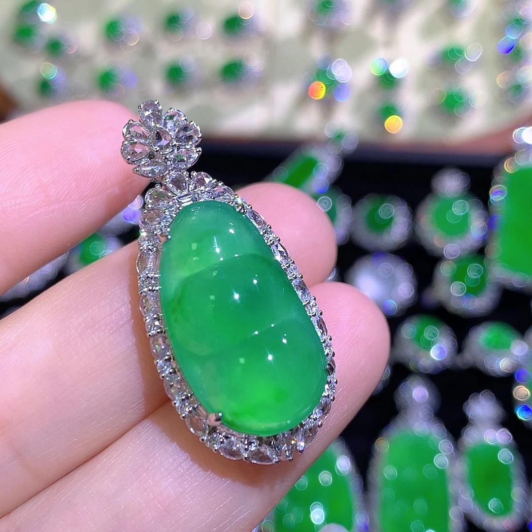 翡翠18K金镶嵌颈饰高冰满绿木纳绿豆豆