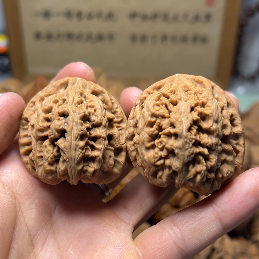 文玩核桃手把件45尺大粗筋有黄尖