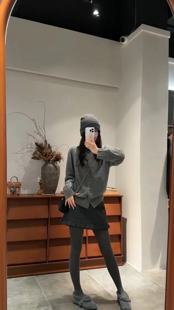 秋冬2025新款韩系温柔风圆领针织宽松慵懒开衫毛衣女外套半身裙子